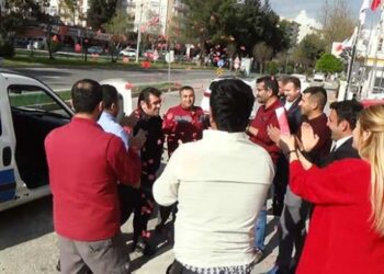 Kavga ihbarı alan polislere sürpriz yapıp pasta kestiler