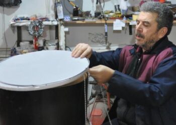 Evinin bodrum katında yöresel davul üretiyor