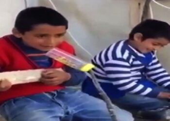 Tahta parçasından saz, biberondan mikrofon yaptılar