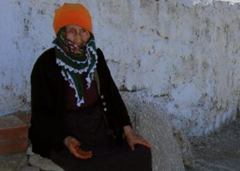 Yalnız yaşayan Ferhunde ninenin yüreğine sıcacık dokunuş