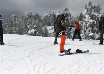Kars’ta ilkbaharda kayak keyfi