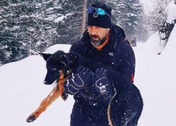 Donmak üzere olan köpeği, kilometrelerce kucağında taşıdı