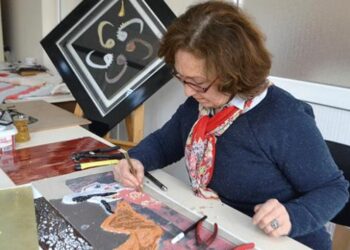 72 yaşındaki kursiyer camları tek tek işliyor