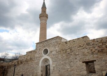 Taç kapısıyla ünlü 700 yıllık Alaaddin Camii ibadete hazır
