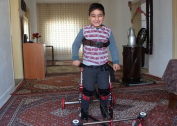 Serebral palsi hastası çocuğun adım atma mutluluğu