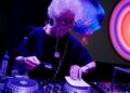 Polonya’da yaşayan 80 yaşındaki DJ Wika kulüpte müzik yapıyor