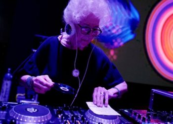 Polonya’da yaşayan 80 yaşındaki DJ Wika kulüpte müzik yapıyor