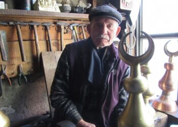 Mustafa dedenin alemleri camileri süslüyor