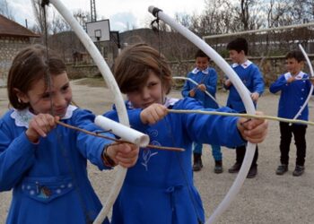 Köy çocukları ağaç dallarından oklarıyla hedefe atış yapıyor