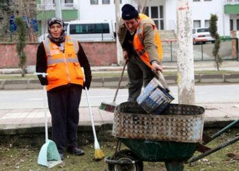 Karakoç çifti sokakları birlikte temizliyor