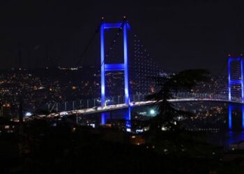 İstanbul’un kuleleri ve köprüleri maviye büründü