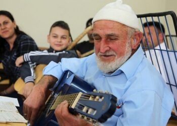 Müzik tutkusu sayesinde 80 yaşında gitar çalmayı öğrendi