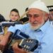 Müzik tutkusu sayesinde 80 yaşında gitar çalmayı öğrendi