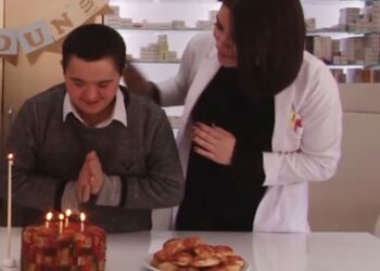 Eczanede çalışan down sendromlu Fatih için kutlama yapıldı