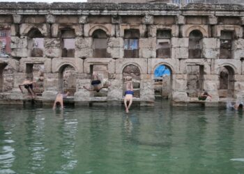 2 bin yıllık hamamda kış ortasında yüzme keyfi