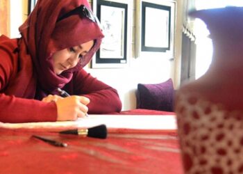 Geleneksel el sanatını milyonlarca iğne darbesiyle yaşatıyor