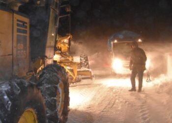 Ağrı’da tipide mahsur kalan 4’ü çocuk 9 yolcu kurtarıldı