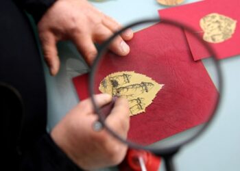 Farklı objelere Kapadokya’yı resmediyor