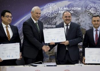 Okullar uydu üzerinden internete bağlanabilecek