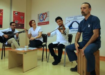 Sağlıkçılar iş stresini kurdukları müzik grubuyla atıyor