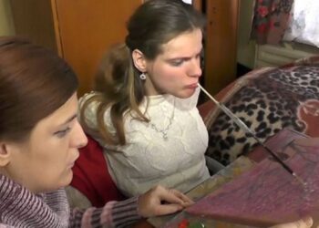 Engelli sanatçı dişleriyle resim yapıyor