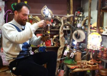 Kurumuş ağaç kabuğundan süs eşyası üretiyor