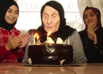 107 yaşındaki Hamide nineye öğrencilerden sürpriz doğum günü