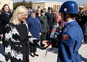 Anıtkabir’de ilk defa tören subaylığını kadın asker yaptı