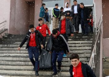 Yemeklerini aç kalan hayvanlarla paylaşıyorlar