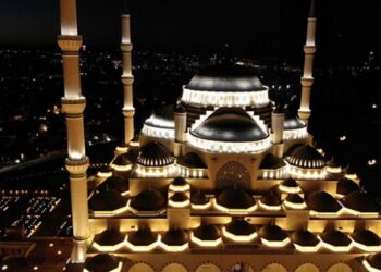 Çamlıca Camii ibadete açıldı
