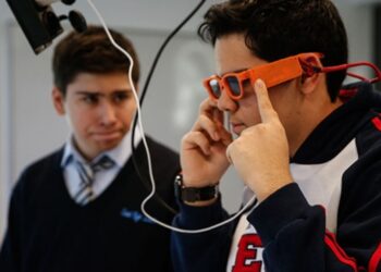 Liseliler görme engelliler için titreşimli gözlük tasarladı