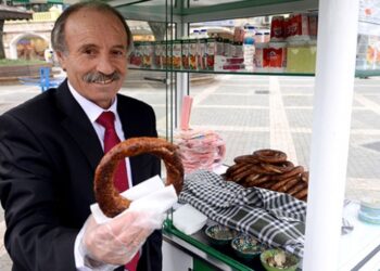 Bursa’nın takım elbiseli simitçisi