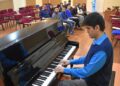 Otizmli piyanist öğrencilerine ışık tutuyor