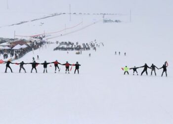Van’da kayak festivali renkli görüntülere sahne oldu