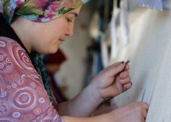 Manisalı kadınların dokuduğu halılar 30 ülkeye ihraç ediliyor