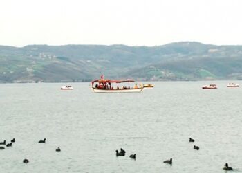 Ziyaretçiler Sapanca’da göl manzarasının tadını çıkardı