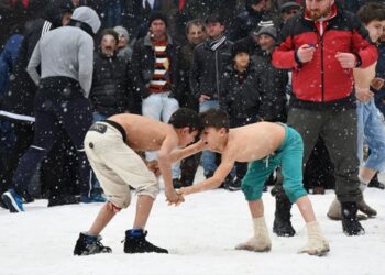 Kar yağışı altındaki güreşler büyük ilgi çekti