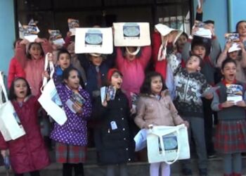 Minik öğrenciler sokak sokak gezerek bez torba dağıttı