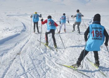 Kayaklı koşuda eksi 15 derecede birincilik için ter döktüler
