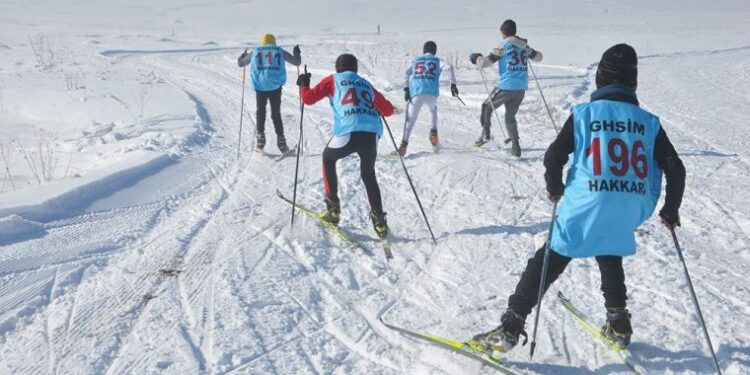Kayaklı koşuda eksi 15 derecede birincilik için ter döktüler