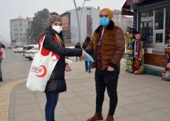 Muş’ta, Kızılay’dan vatandaşlara hediye paketi