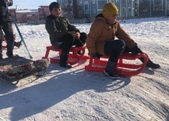 Kars’ta çocukların kızak keyfi