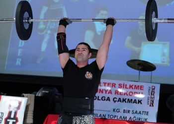 Tolga Çakmak, halter silkmede dünya rekoru kırdı