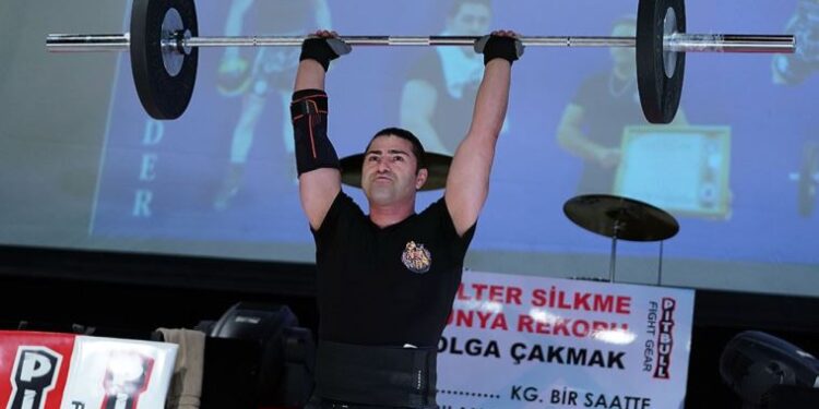 Tolga Çakmak, halter silkmede dünya rekoru kırdı