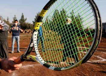 Beden eğitimi öğretmeni köyü tenisle tanıştırdı