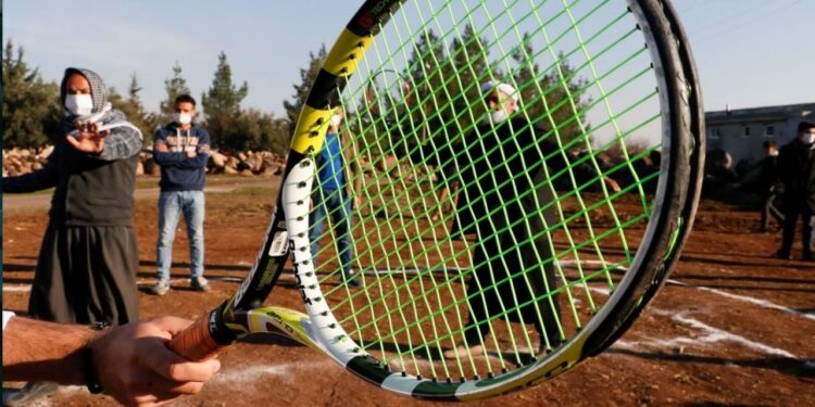 Beden eğitimi öğretmeni köyü tenisle tanıştırdı