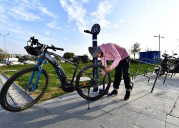 İzmir’de bisikletler için ücretsiz tamir istasyonları kuruldu