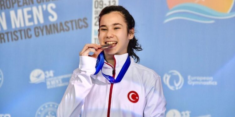 Derin’in ilk madalya sevinci