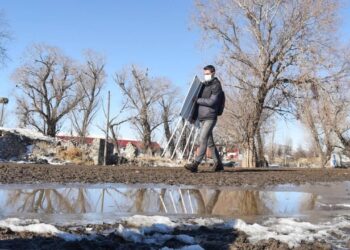 Sırtladığı tahtasıyla ev ev gezerek öğrencilere ders anlatıyor