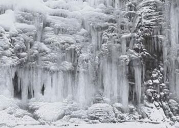 Çin’de donan şelale göz kamaştırıyor